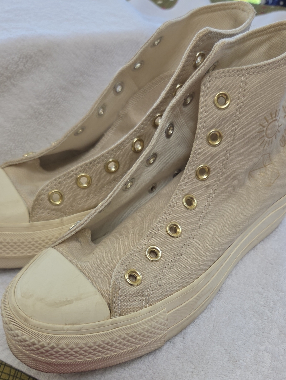 Converse Chuck Taylor All Star Lift High-Top Sneakers in Cream     Sz 8